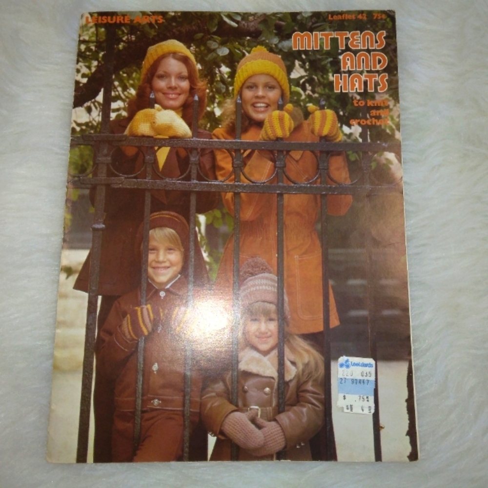 BOOK Leisure Arts Leaflet 42 Mittens and Hats to knit and Crochet c. 1974